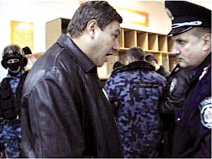 06 Слева направо: Миримский и начальник милиции общественной безопасности крымского главка полковник Николай Федорян Вот для чего Миримскому нужен мандат депутата – чтобы безнаказанно орать на милицию.