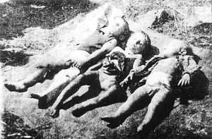 12e Жертвы Волынской резни. Бойцы УПА убили этих польских детей под Луцком в начале мая 1943г. У малыша в центре вспорот живот. Фото www.newzz.in.ua