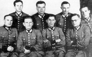12f В немецкой форме. Второй слева в первом ряду — заместитель Бандеры и главнокомандующий УПА «генерал» Роман Шухевич