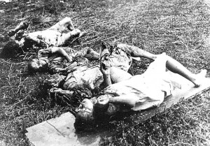 12k Львовское воеводство, август 1943г. Семья Клещинских, замученная ОУН-УПА. Жертвам выкололи глаза и прижигали руки. Фото www.newzz.in.ua